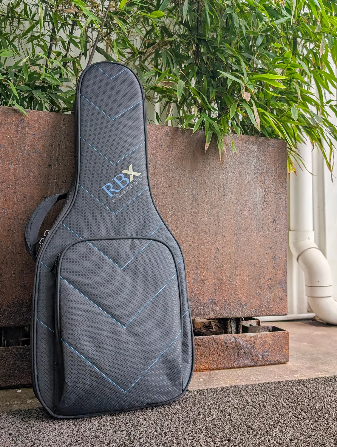 Reunion Blues RBX gig bag headless 6-8 cordes mousse multicouche