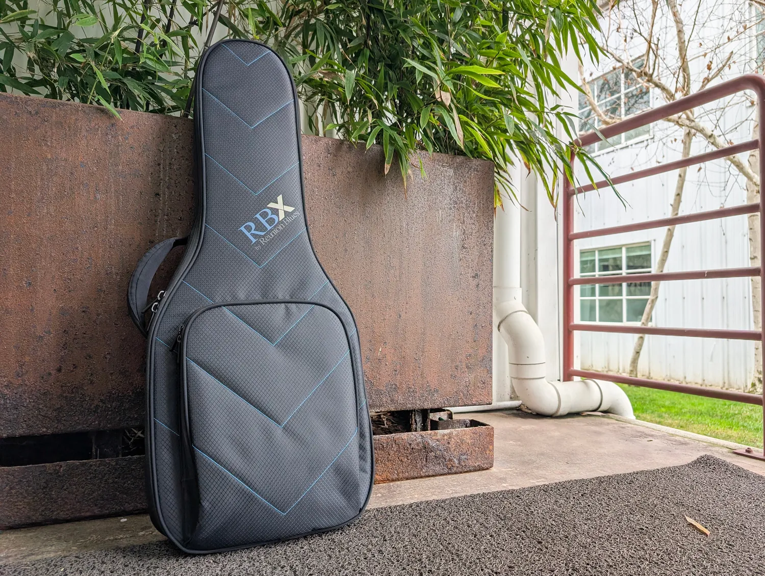 Reunion Blues RBX gig bag headless 6-8 cordes mousse multicouche